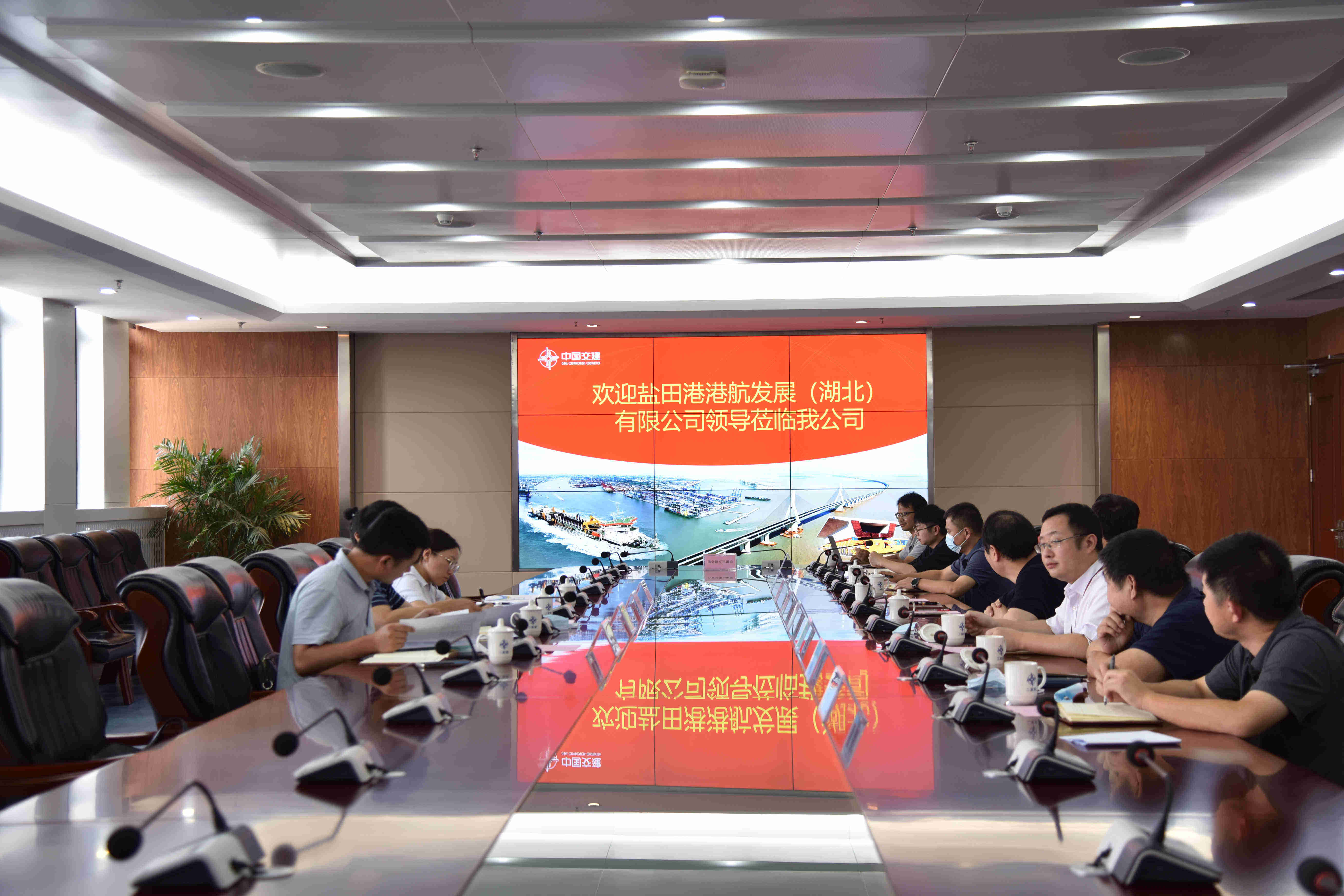 公司副总经理周用华会见盐田港港航发展(湖北)有限公司董事长李安民