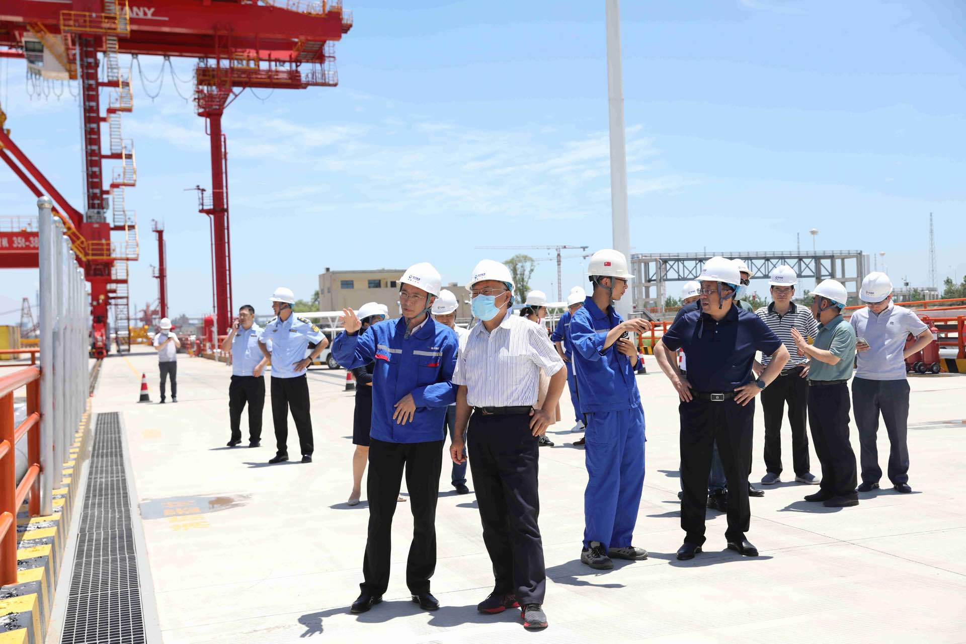 交通运输部水运局副局长郑清秀到芜湖LNG项目调研