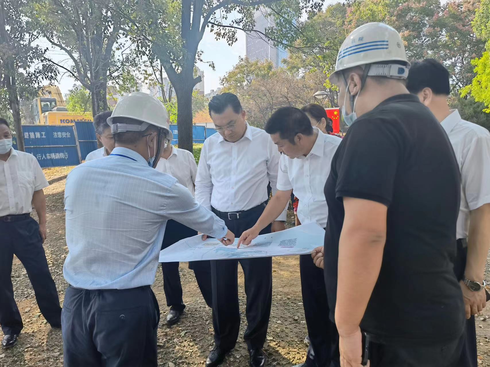 黄冈市市长李军杰到黄冈遗爱湖水环境综合治理工程调研