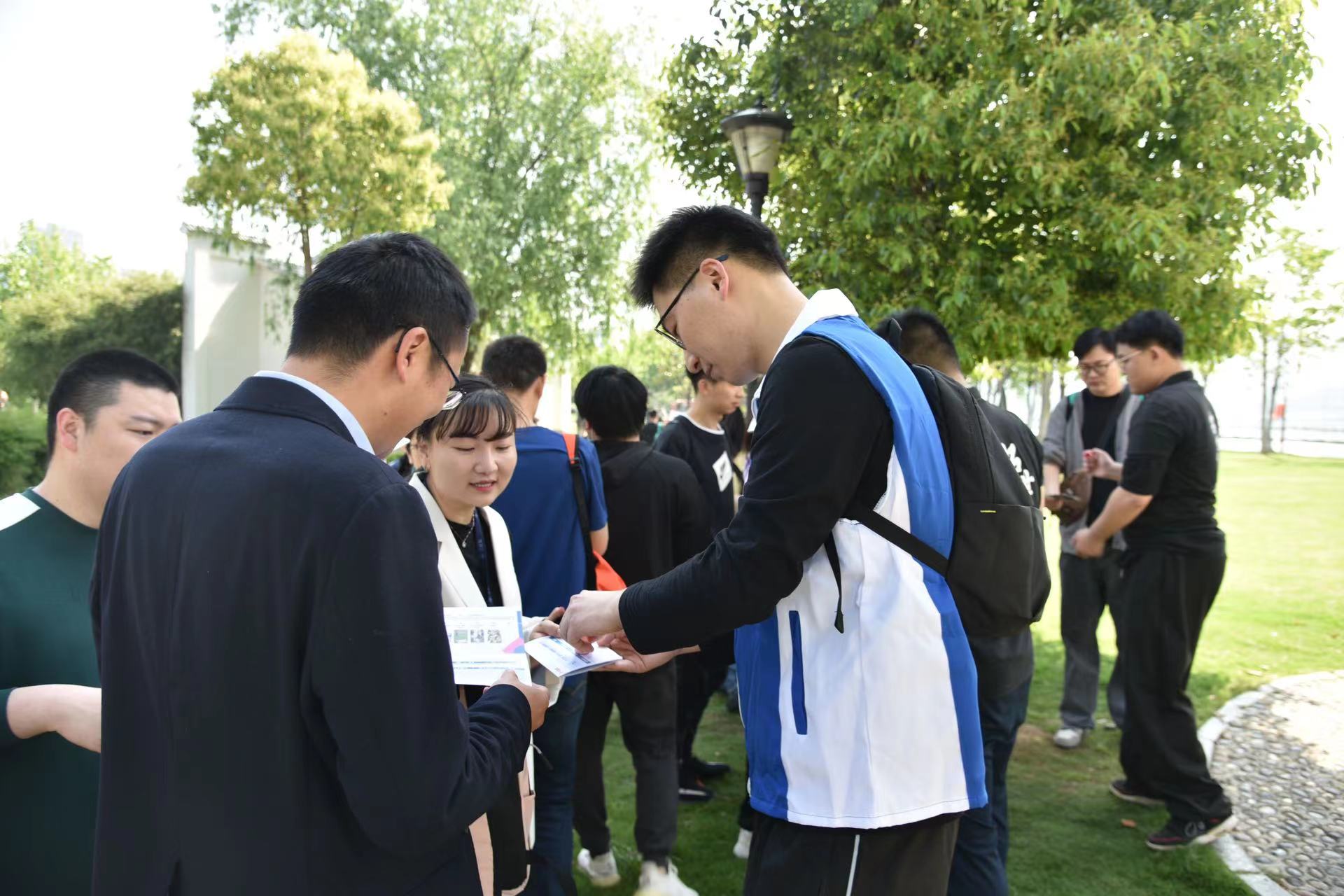 公司举行“学习二十大 奋进新征程”·迎“五一”职工健步行活动 公司举行“学习二十大 奋进新征程”·迎“五一”职工健步行活动