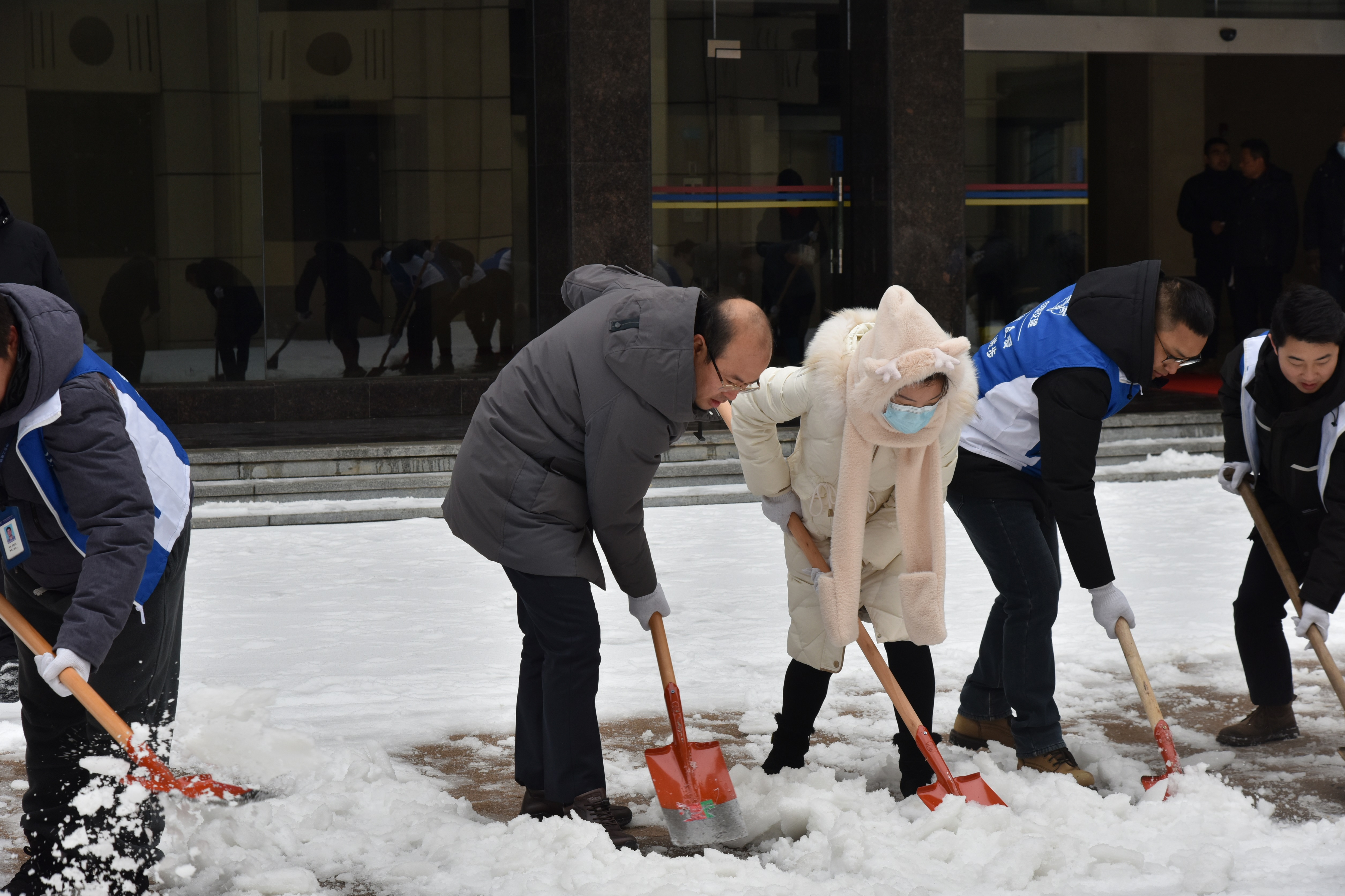 以雪为令！公司积极开展扫雪除冰行动