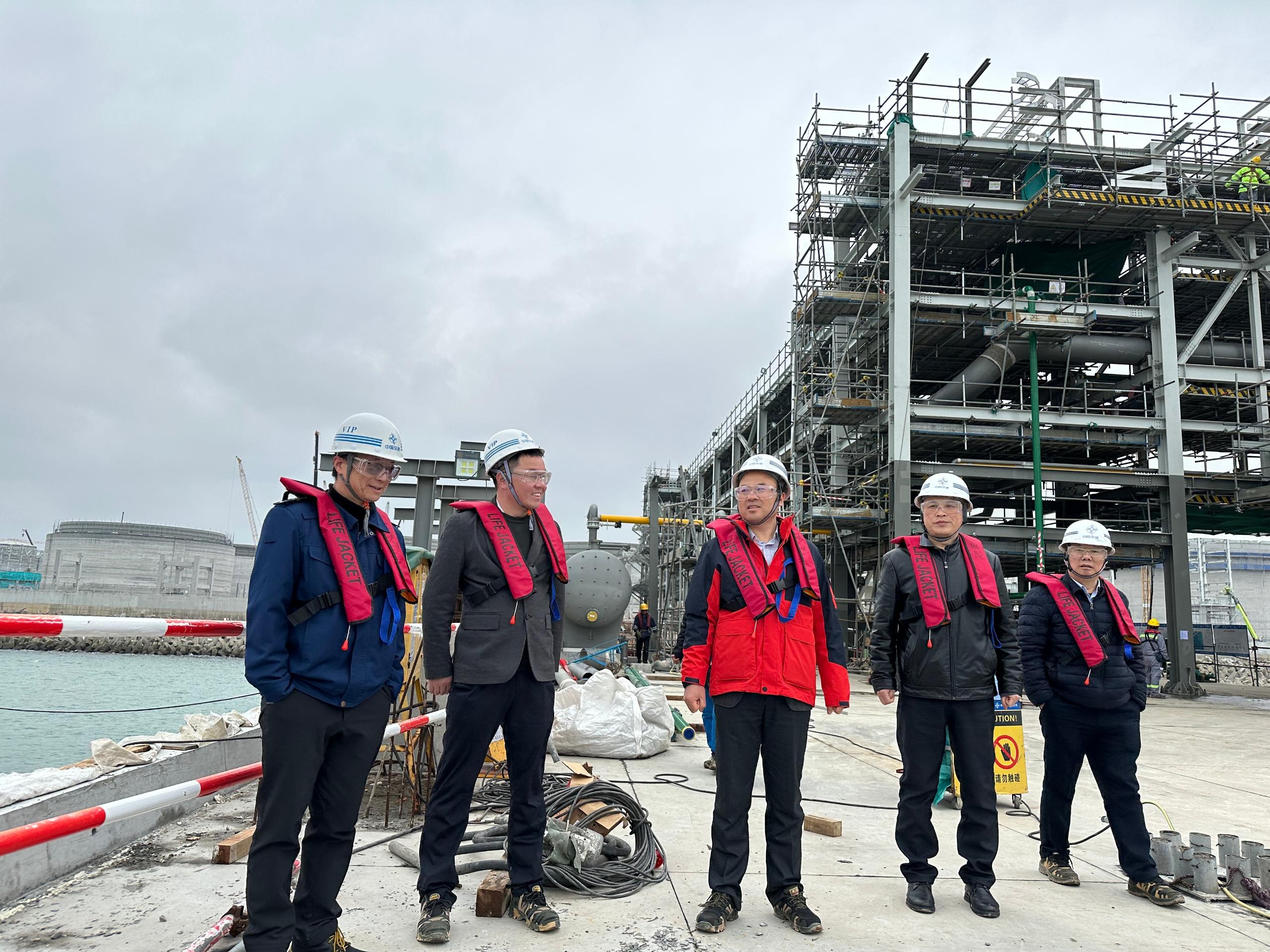 公司党委副书记、总经理王炜正到湛江东海岛液散码头项目调研并开展全国两会前复工复产带班检查工作