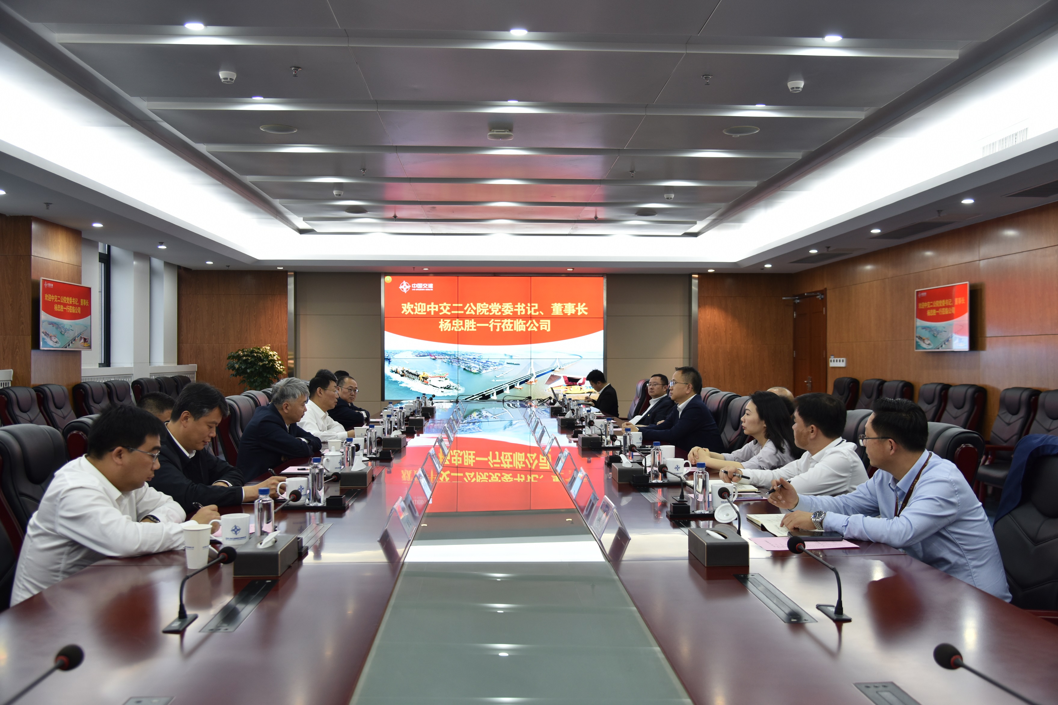 公司主要领导会见二公院党委书记、董事长杨忠胜