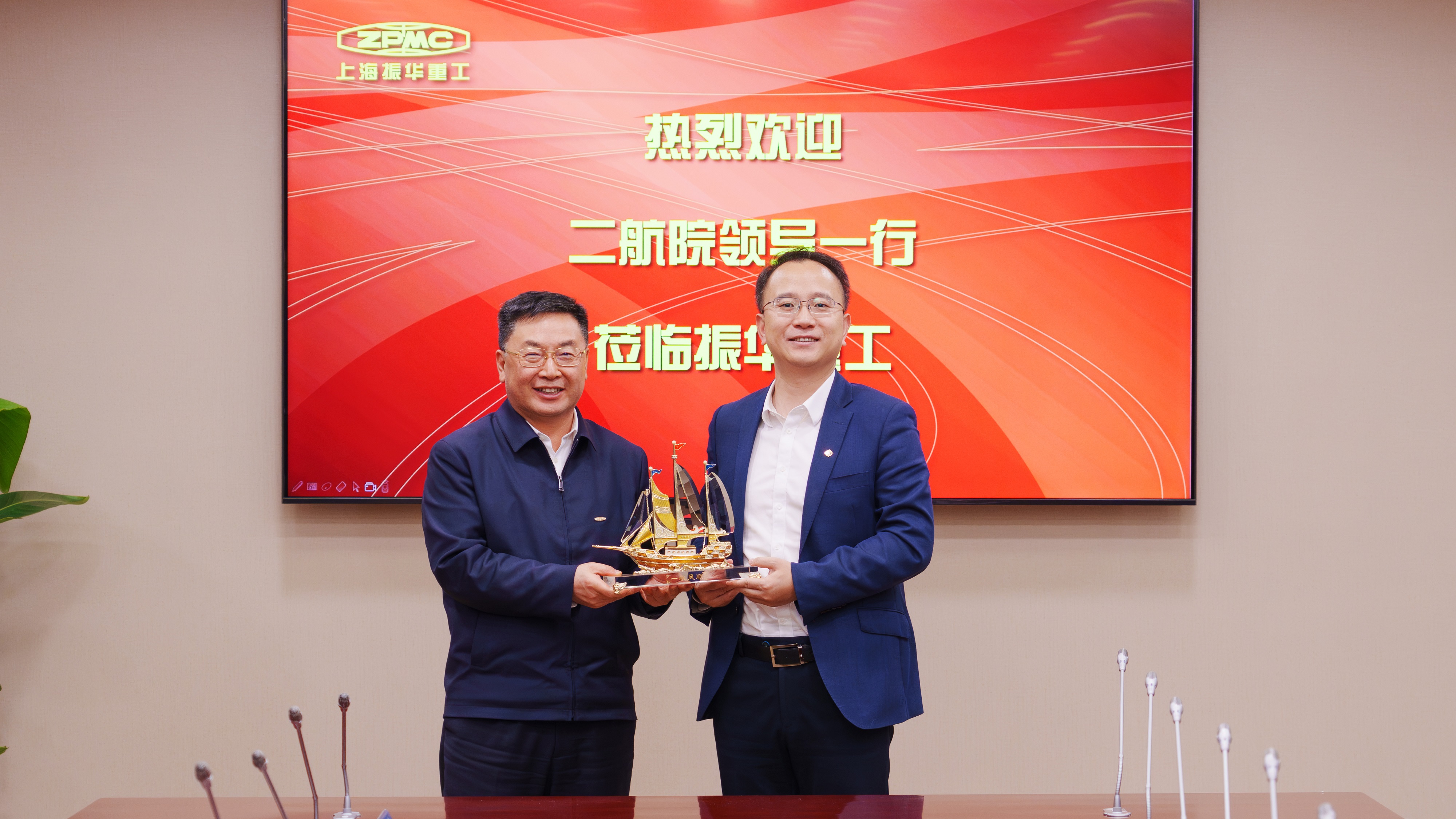 公司主要领导拜会振华重工党委书记、董事长由瑞凯