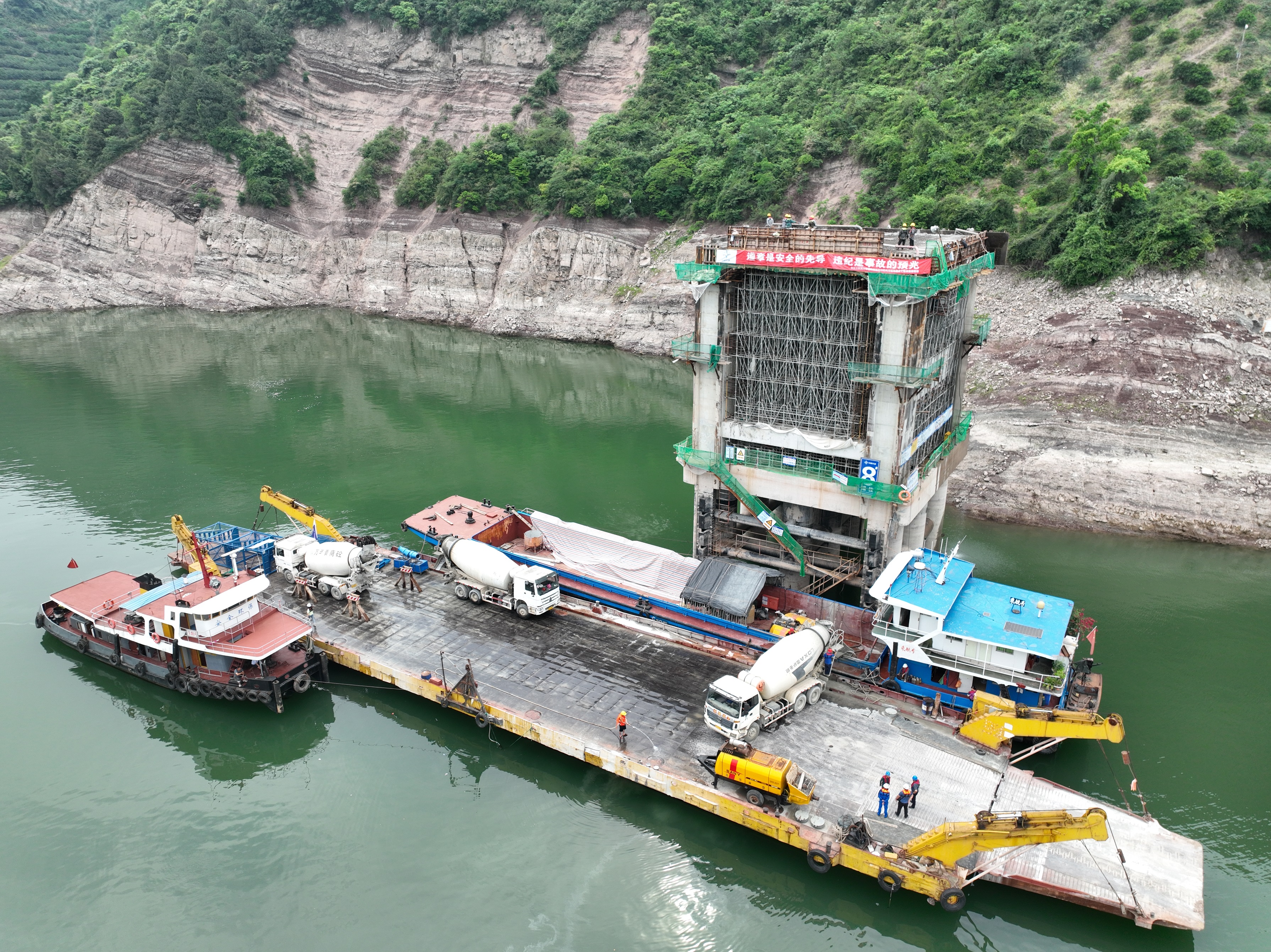 三峡通航船舶秭归旧州河锚地建设工程首座系靠船墩封顶