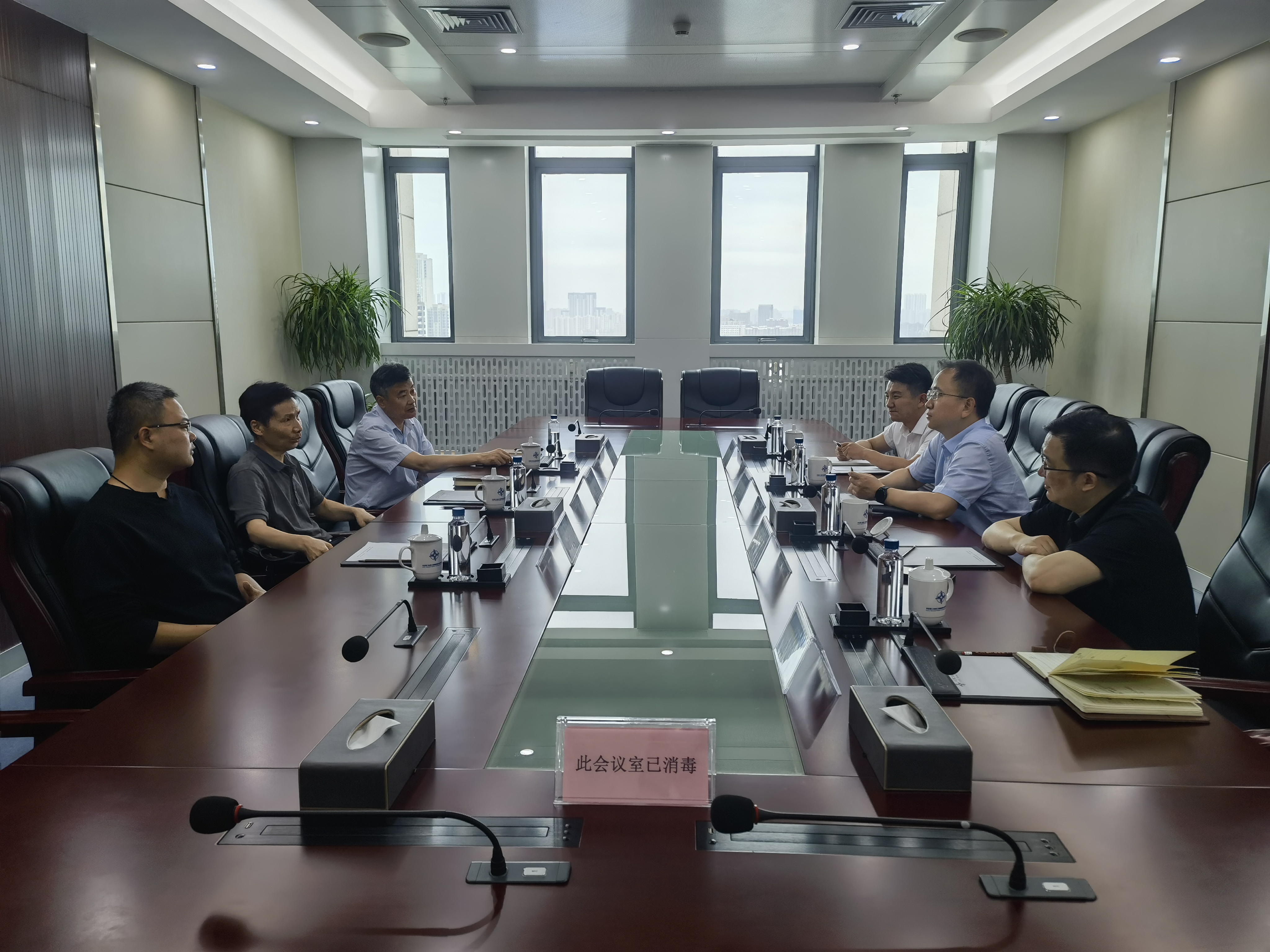 公司主要领导会见黄石新港开发有限公司党委书记、董事长胡建华 公司主要领导会见黄石新港开发有限公司党委书记、董事长胡建华