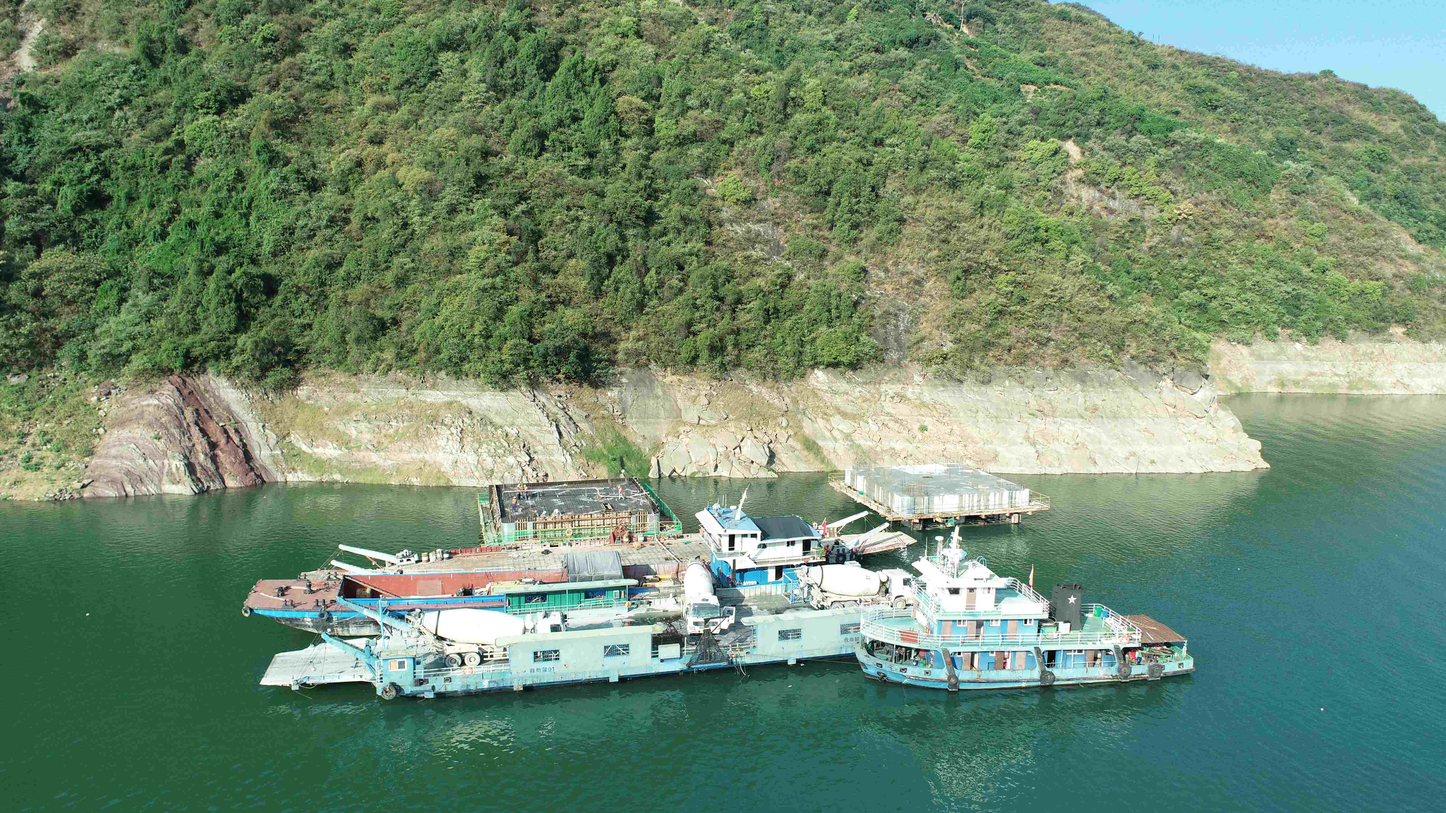 三峡通航船舶秭归旧州河锚地建设工程完成所有墩台浇筑