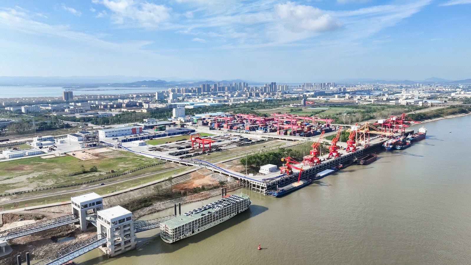 上港集团九江城西二期码头工程正式开港