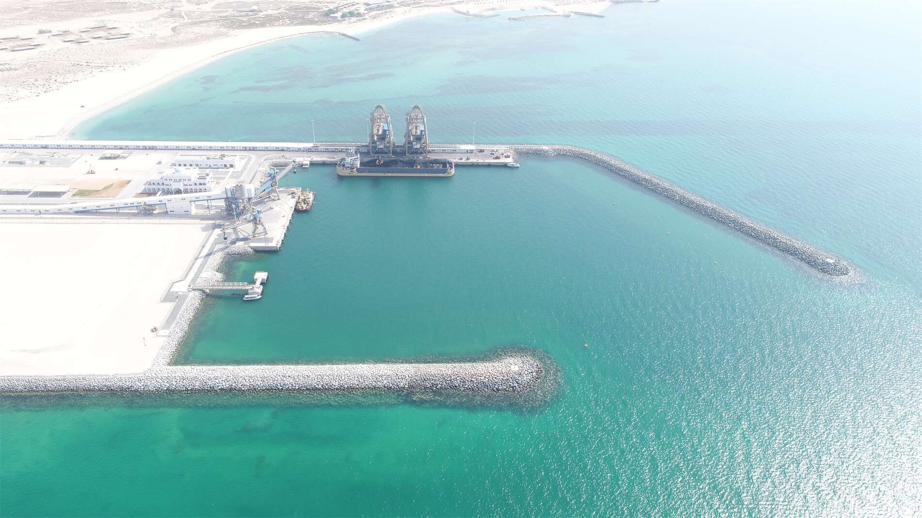 迪拜哈斯彦电站码头与取排水管道工程