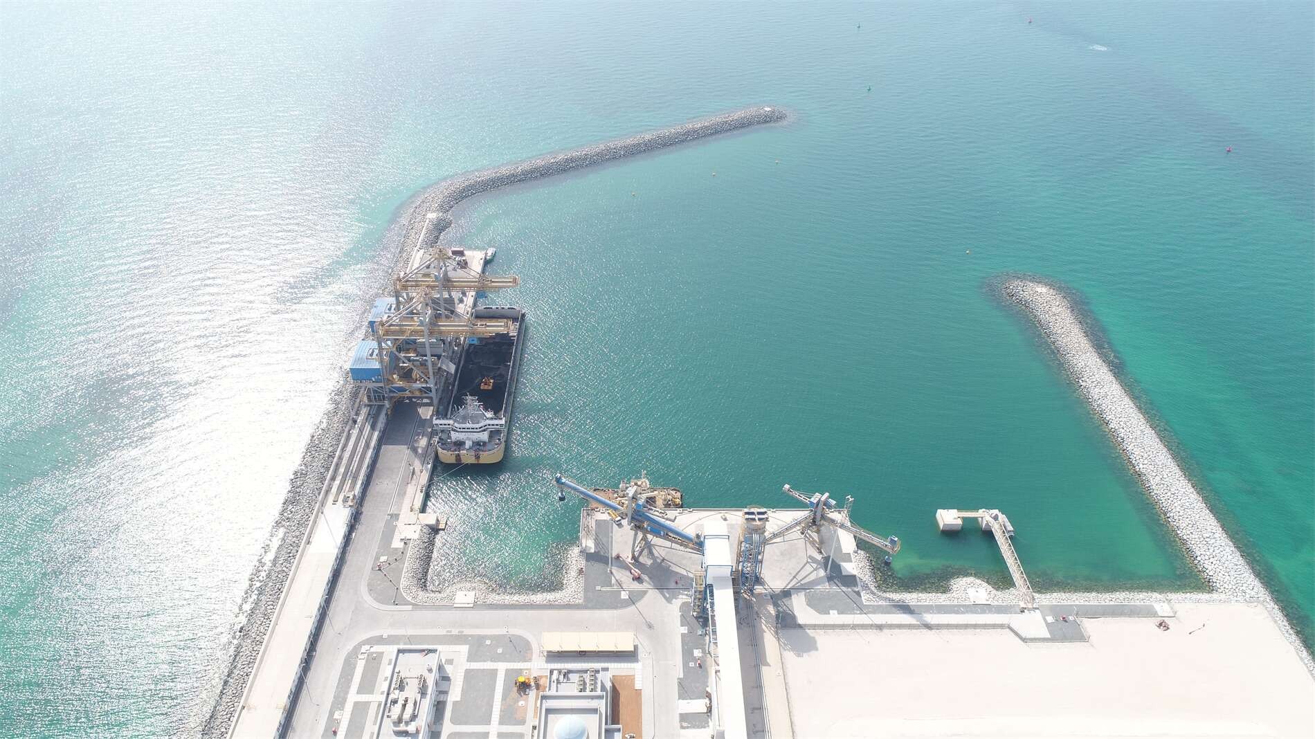 迪拜哈斯彦电站码头与取排水管道工程