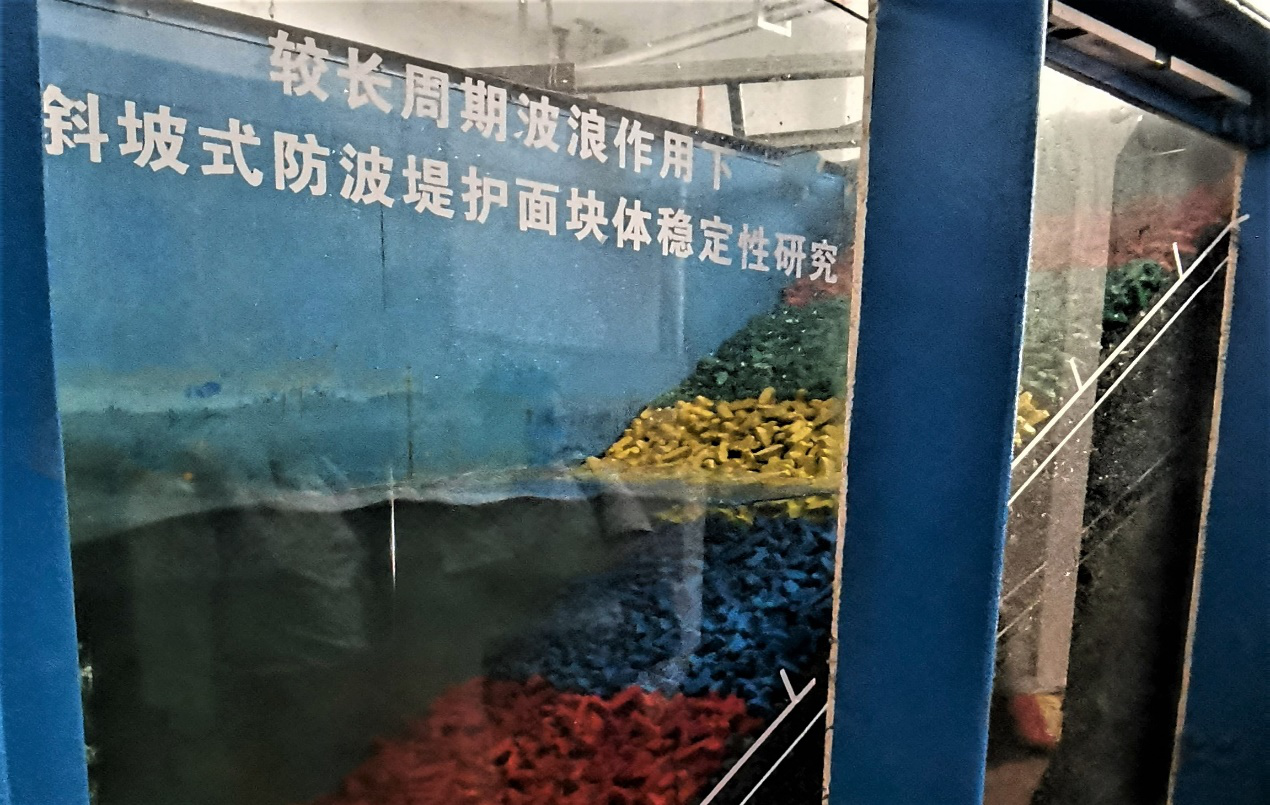 较长周期波浪作用下斜坡式防波堤护面块体稳定性研究