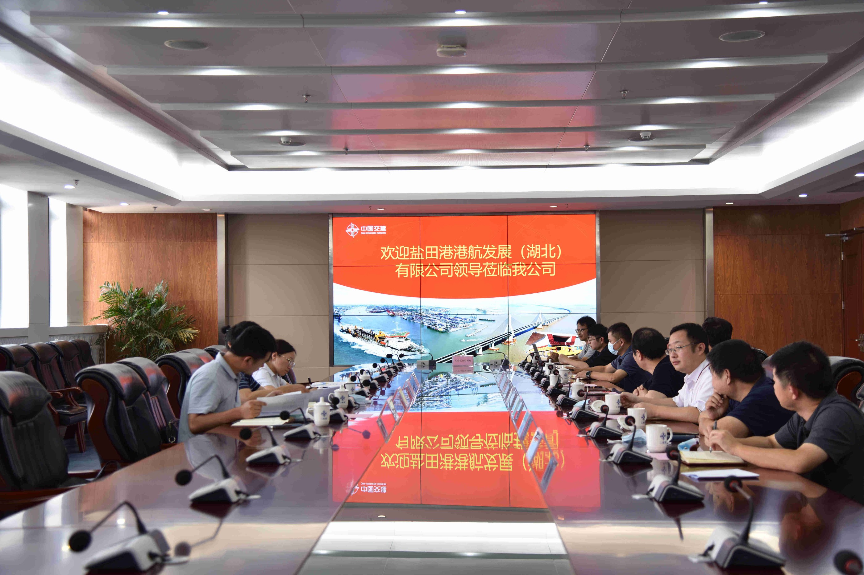 公司副总经理周用华会见盐田港港航发展(湖北)有限公司董事长李安民