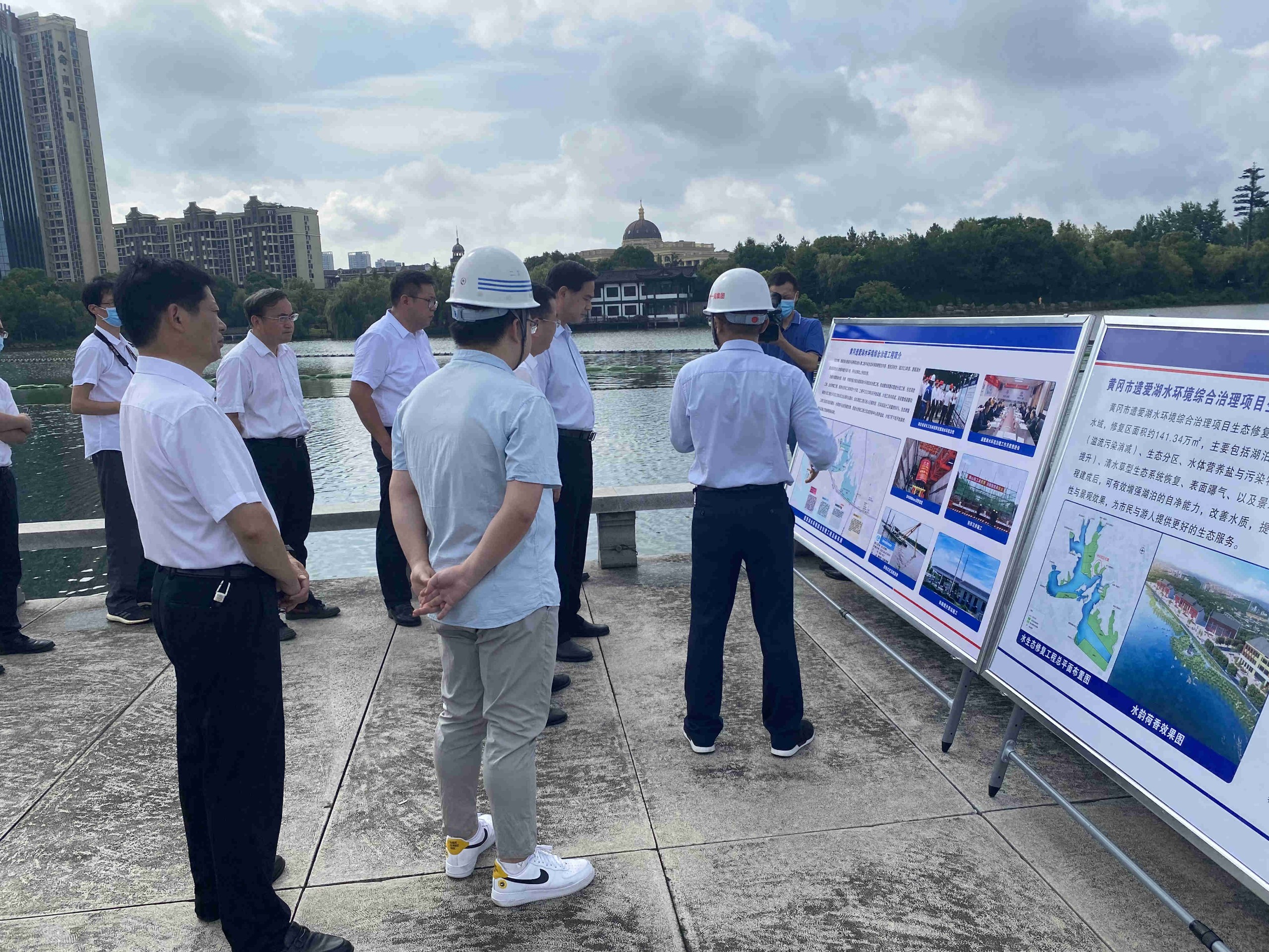 黄冈市市委书记张家胜到黄冈遗爱湖水环境综合治理工程调研