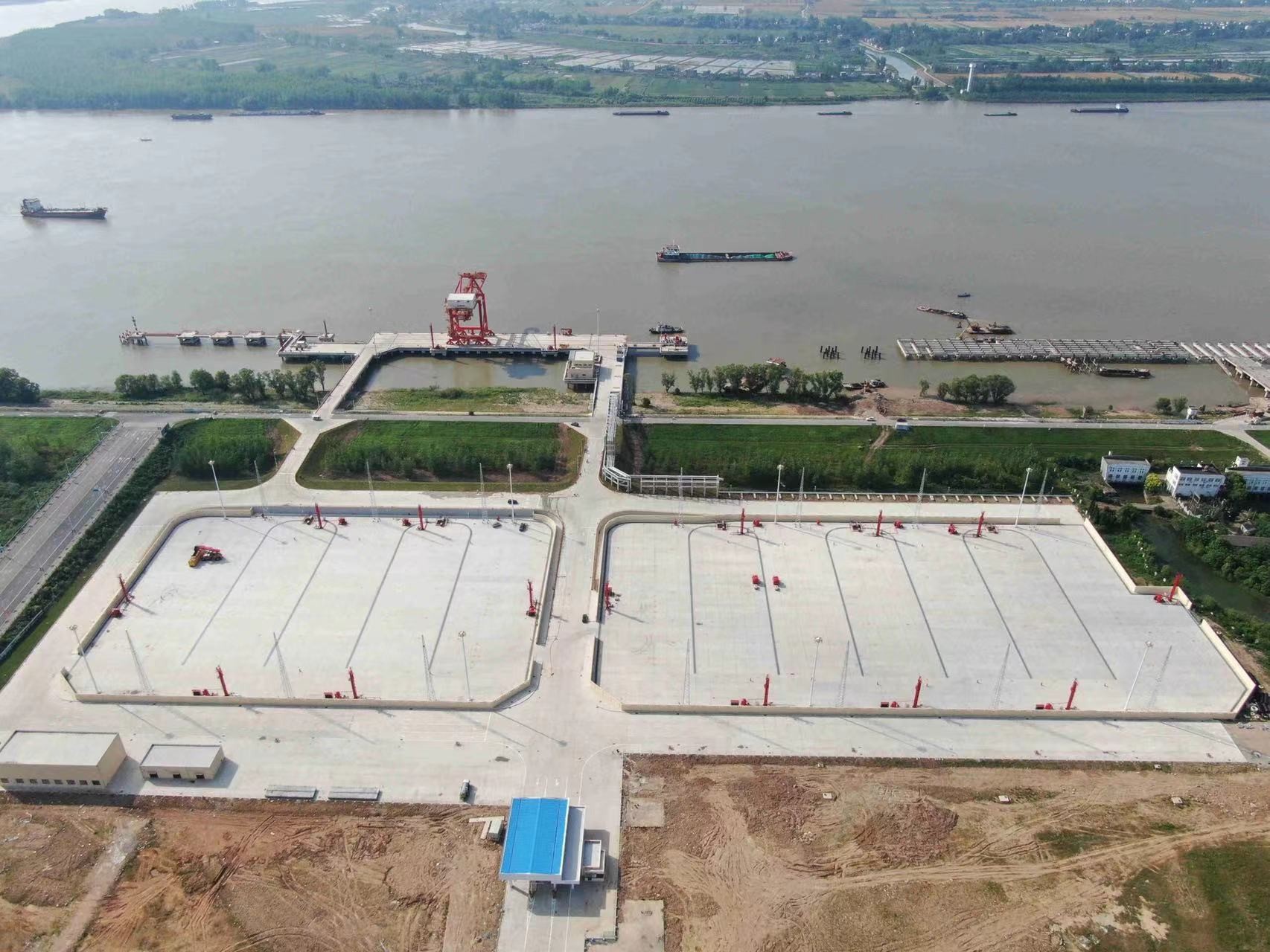 芜湖LNG加注站、LNG集装箱码头工程 （陆域部分）通过交工验收