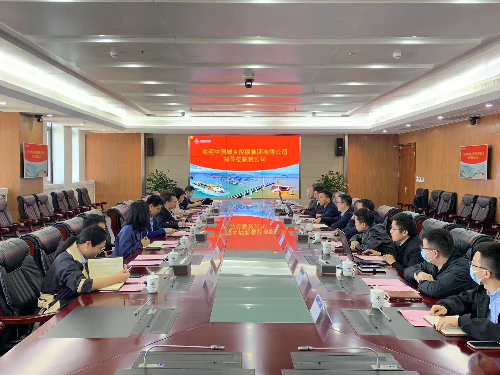 公司副总经理江川会见中国城乡副总经理蓝玉涛