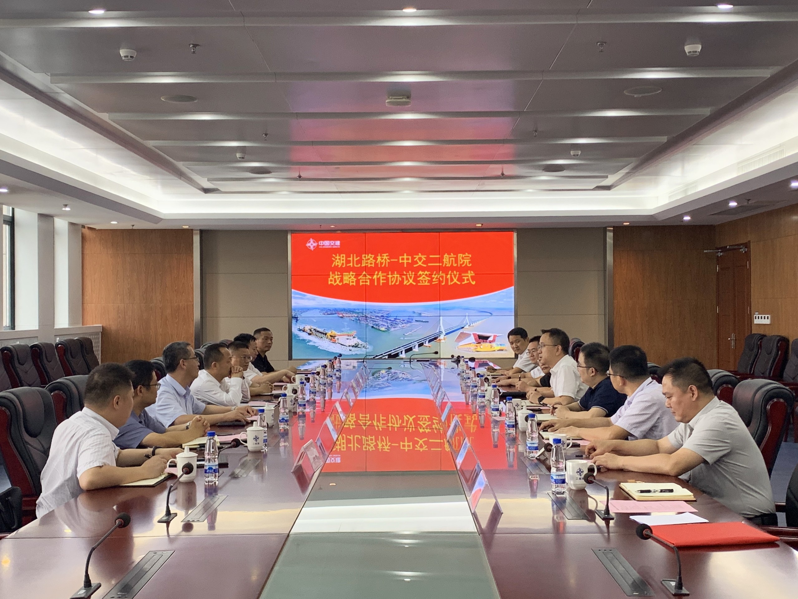 公司与湖北路桥集团有限公司签订战略合作协议并举行深化合作交流会