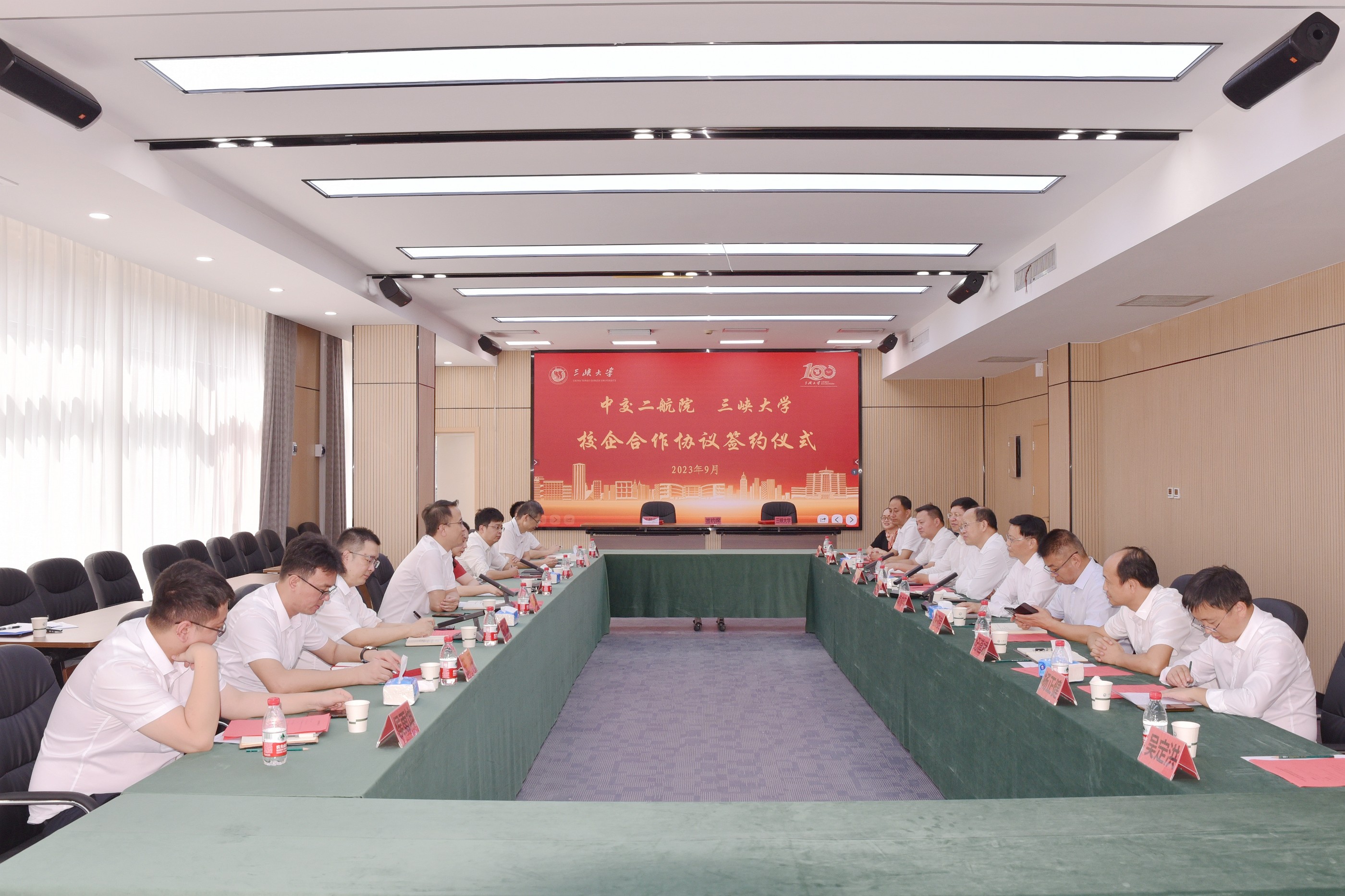 公司主要领导拜访三峡大学并在宜开展商务活动