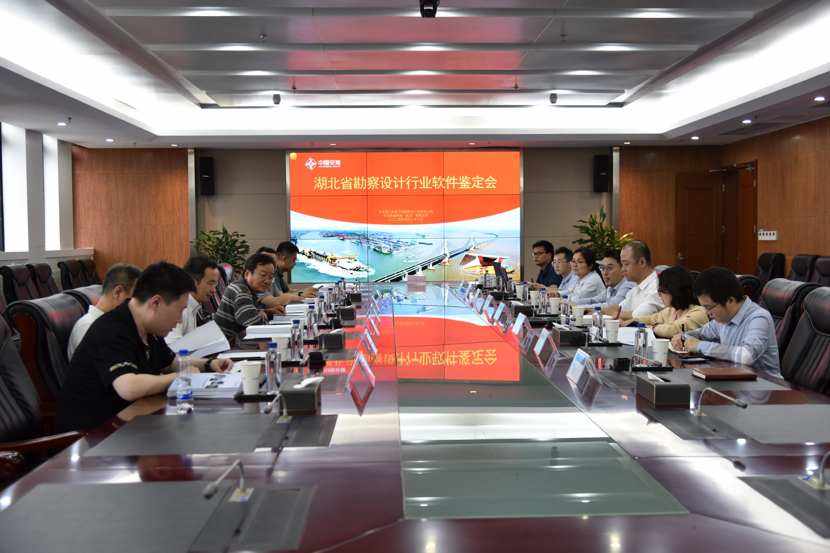 公司“灵工”系列两项软件通过湖北省勘察设计协会鉴定