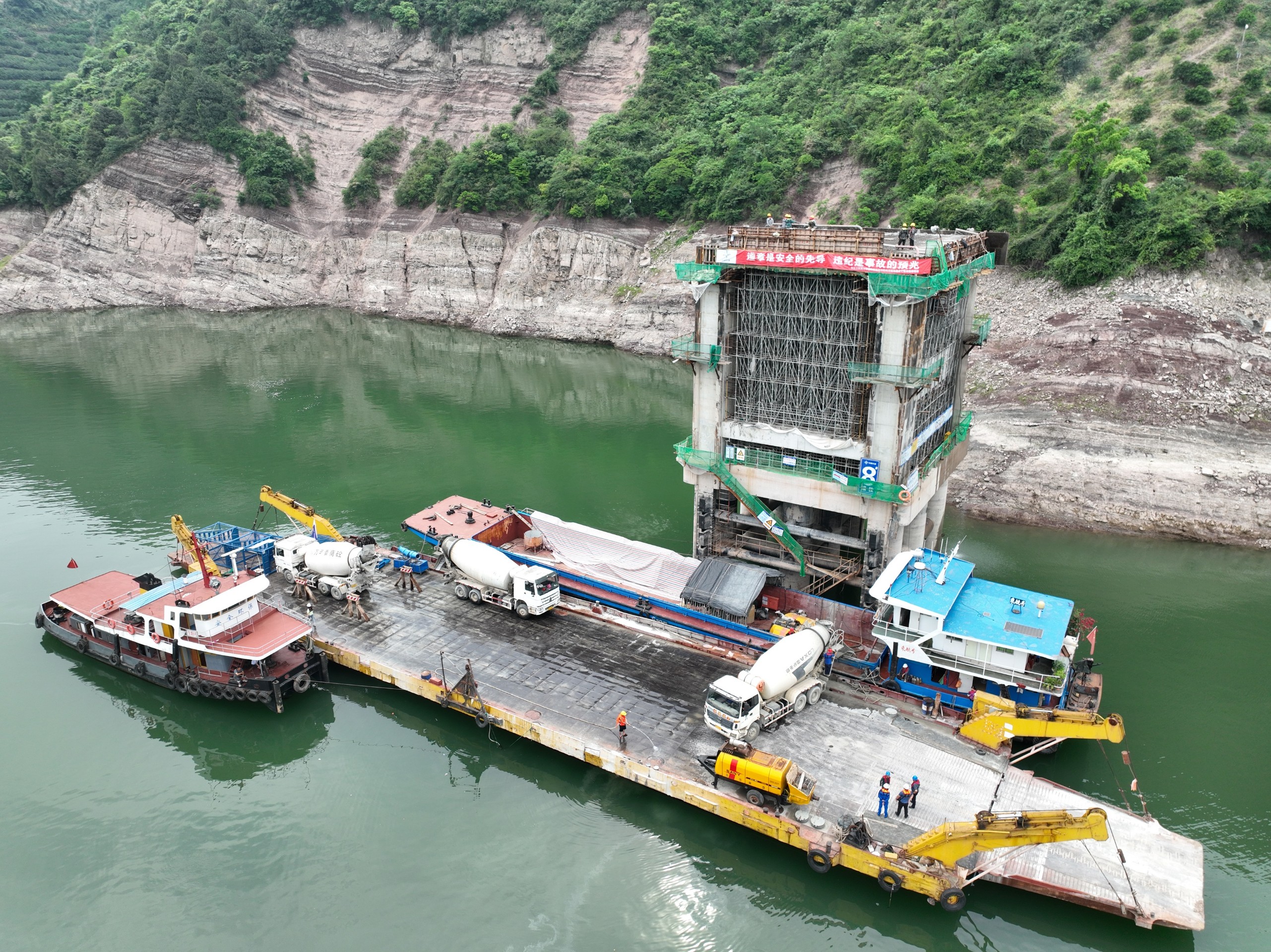 三峡通航船舶秭归旧州河锚地建设工程首座系靠船墩封顶