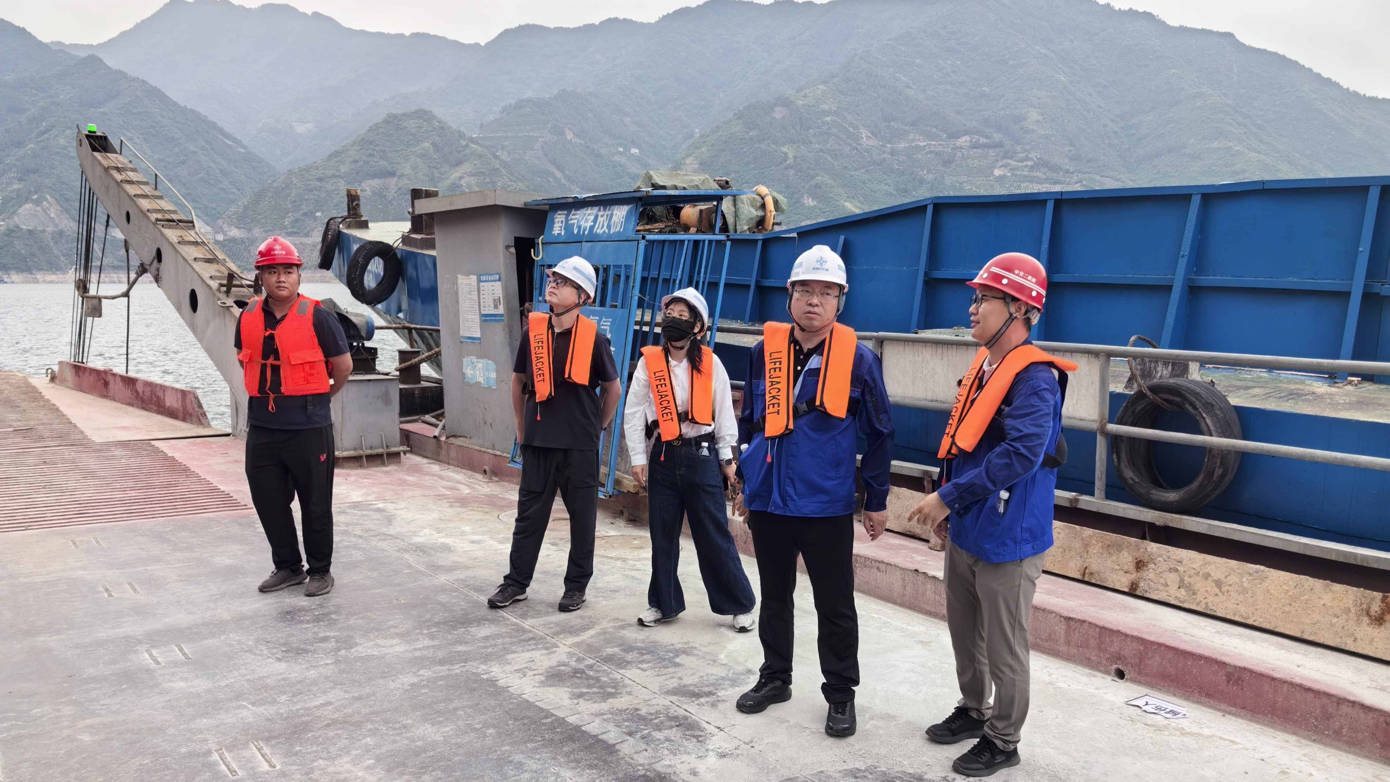 公司党委副书记、工会主席杨雄到三峡锚地项目开展“夏日送清凉”活动